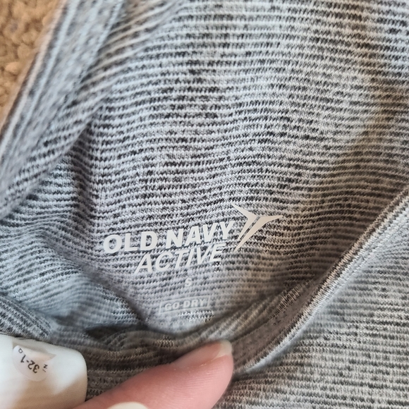 Old navy active top - Picture 4 of 4